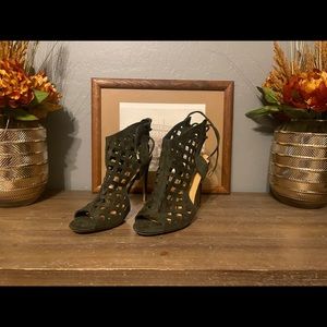 Olive green high heel sandal. Perfect for summer weddings!